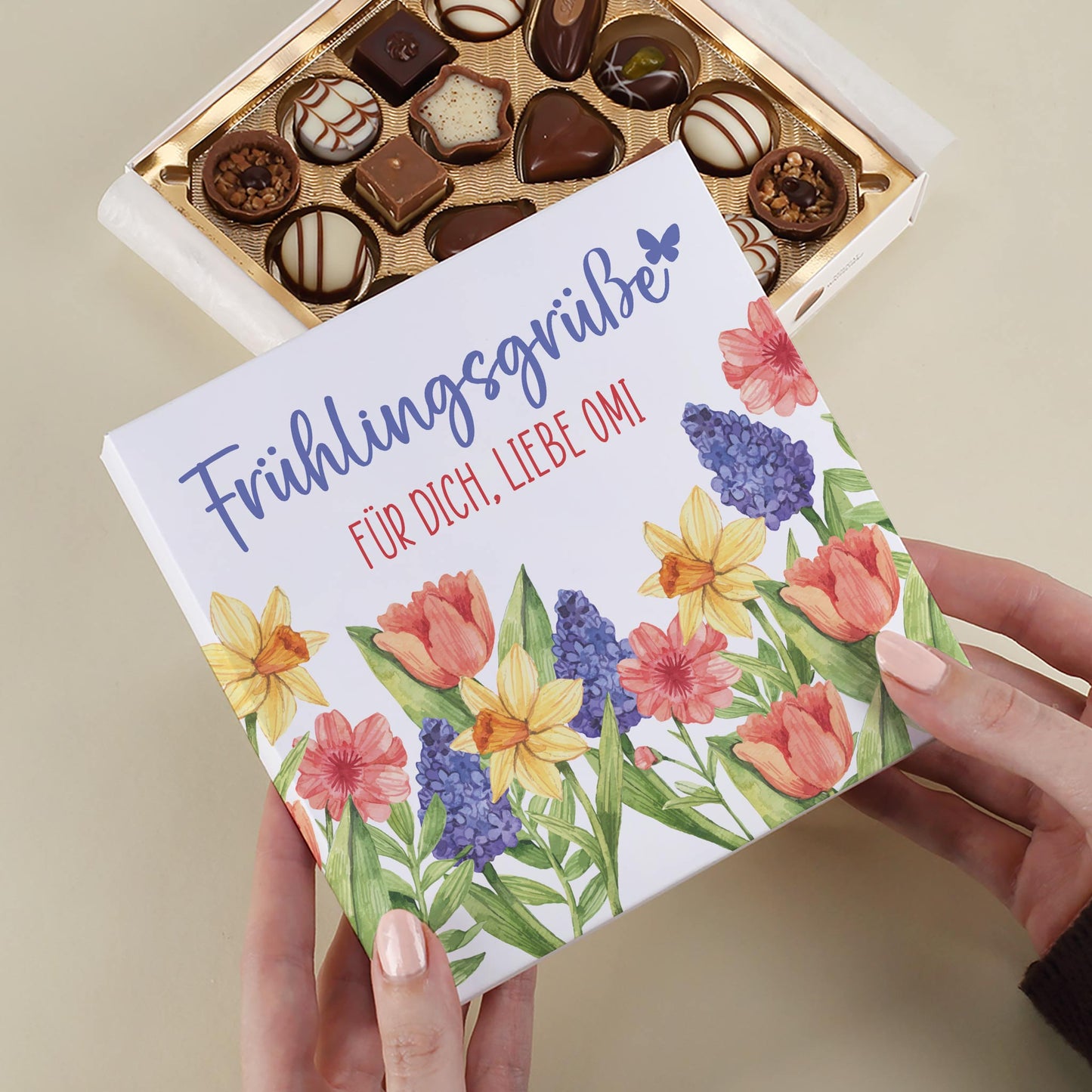 Personalisierte Lindt Pralinenbox Frühlingsgrüße mit Blumenmotiv und Wunschtext