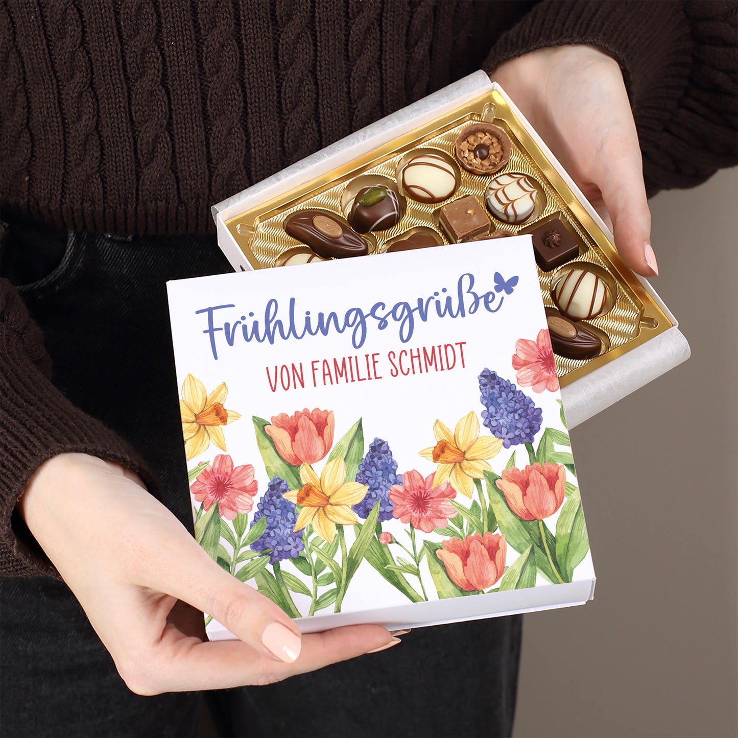 Geöffnete Lindt Mini-Pralinés Box mit Frühlingsgrüße Motiv und personalisiertem Text