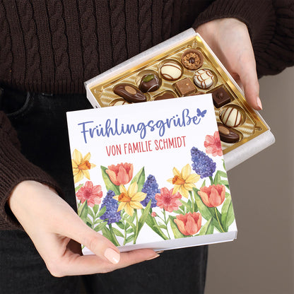 Geöffnete Lindt Mini-Pralinés Box mit Frühlingsgrüße Motiv und personalisiertem Text