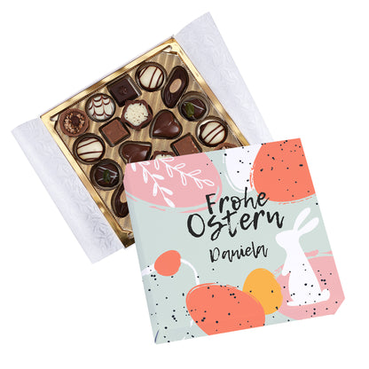 Geöffnete personalisierte Lindt Pralinenbox „Frohe Ostern“ mit Name Daniela und sichtbarem Pralineninhalt