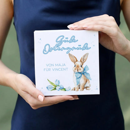 Geöffnete Oster Pralinenbox mit Lindt Mini-Pralinés und personalisiertem Deckel