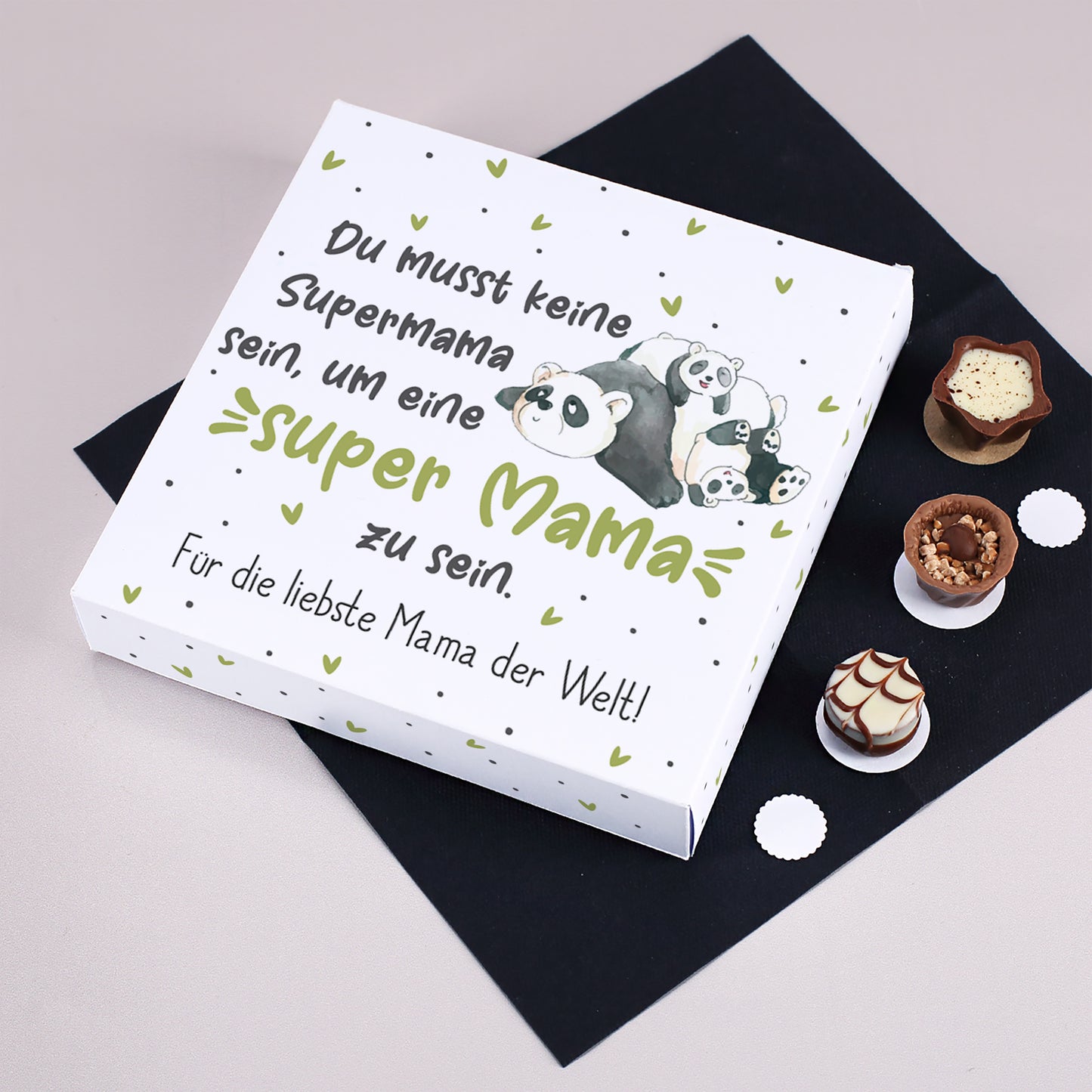 Personalisierte Lindt Pralinen Super Mama Panda Motiv Schachtel geöffnet mit Pralinen in der Hand
