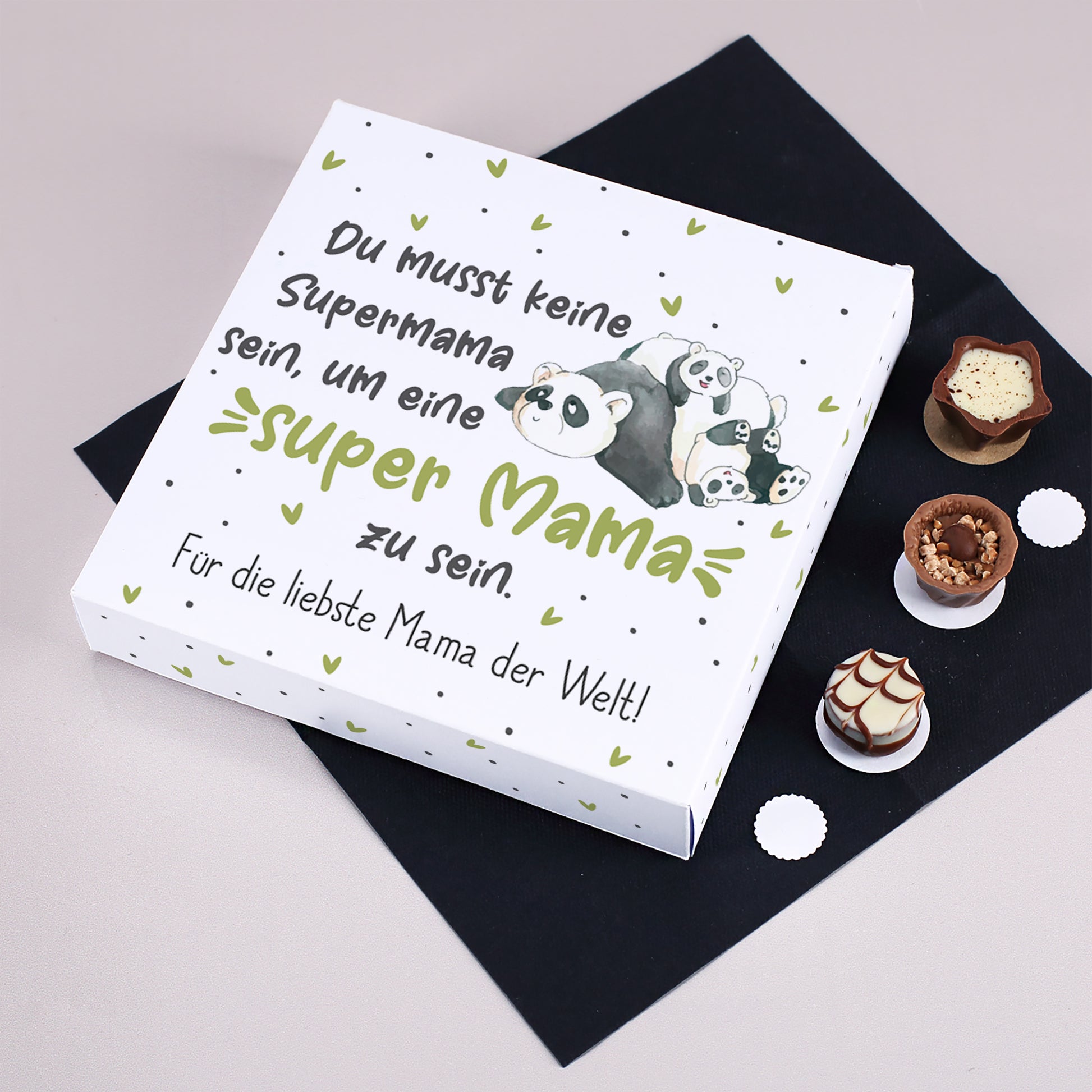 Personalisierte Lindt Pralinen Super Mama Panda Motiv Schachtel geöffnet mit Pralinen in der Hand