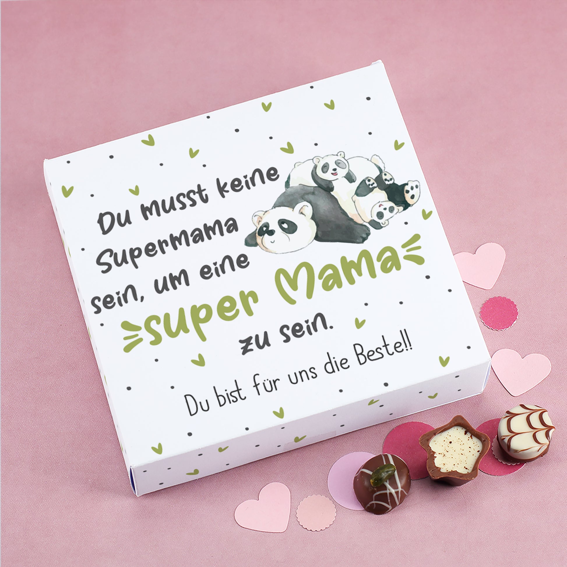 Personalisierte Pralinenschachtel Super Mama Panda auf hellem Hintergrund mit Blütenblättern