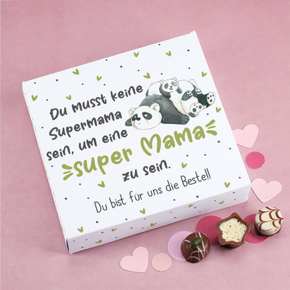 Personalisierte Pralinenschachtel Super Mama Panda auf hellem Hintergrund mit Blütenblättern