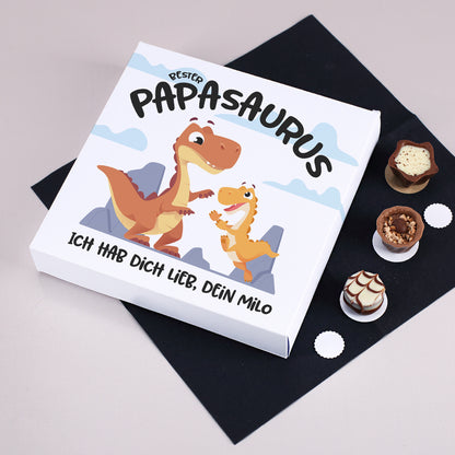 Personalisierte Lindt Pralinen zum Vatertag mit Papasaurus Motiv und Wunschtext in weißer Geschenkbox