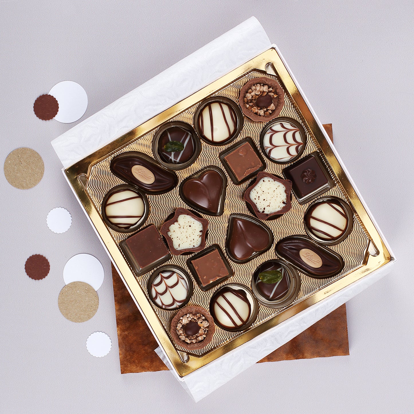 Geöffnete Schachtel mit Lindt Mini Pralinés und personalisierter Papasaurus Banderole zum Vatertag