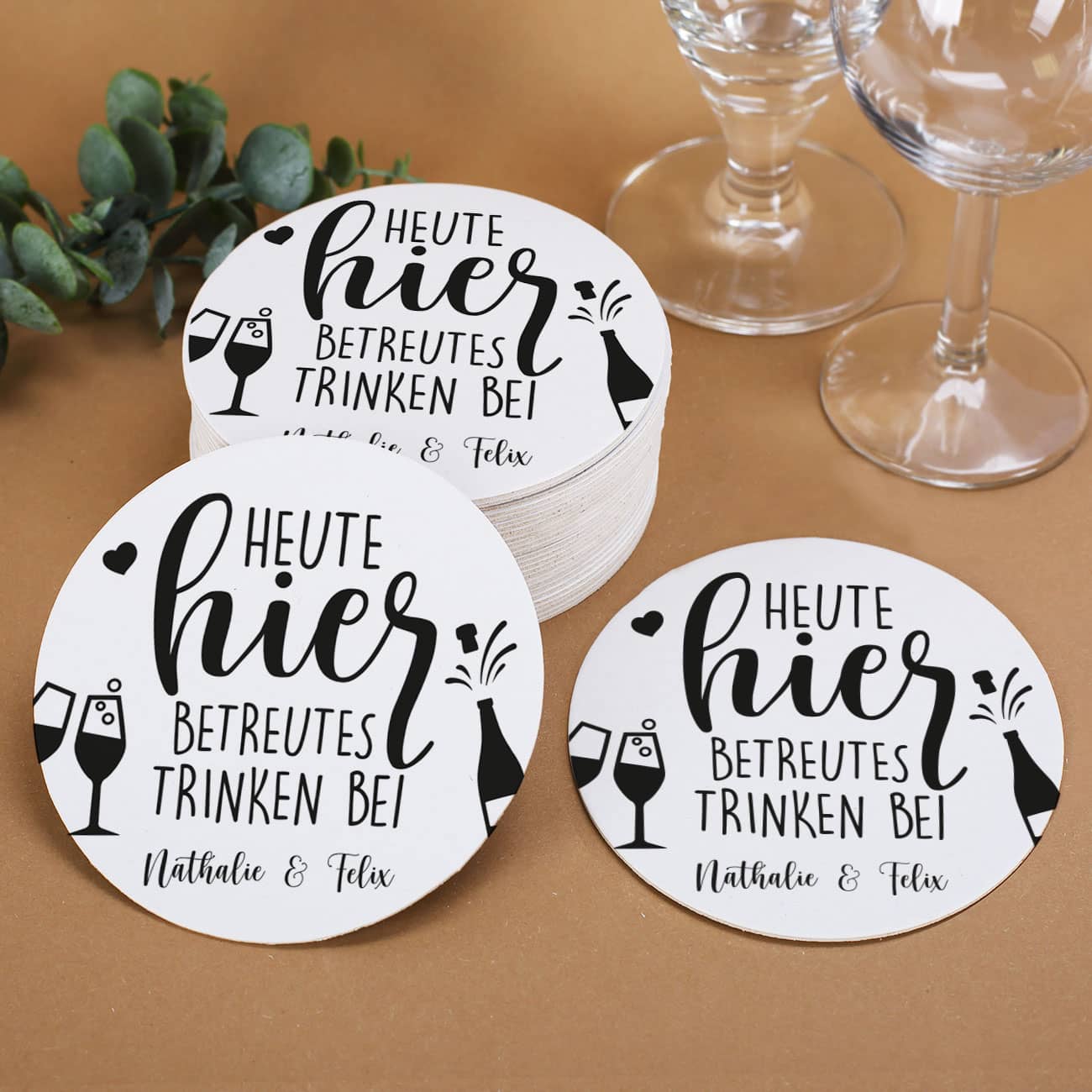 Lustige Hochzeitsdekoration in Form von personalisierter Untersetzer