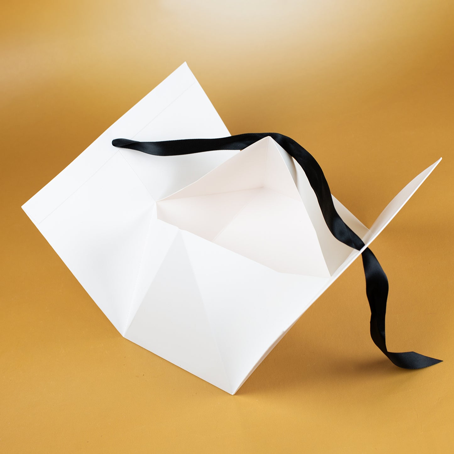 Innenansicht der weißen Geschenktasche mit schwarzem Satinband geöffnet
