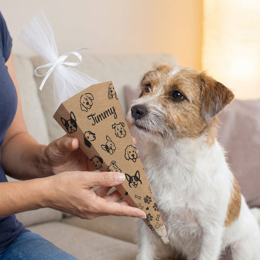 Personalisierte Hundeschultüte mit Name Timmy neben einem Hund auf dem Sofa