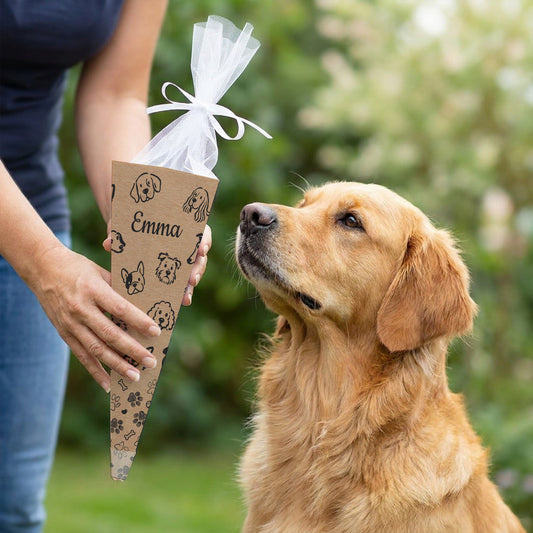 Zuckertüte für Hunde mit Name Emma als Geschenk zur Hundeschule im Garten
