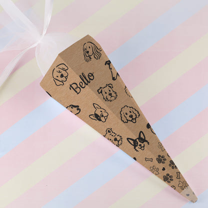 Zuckertüte zur Hundeschule mit Name Bello und Hunde-Motiven auf gestreiftem Hintergrund