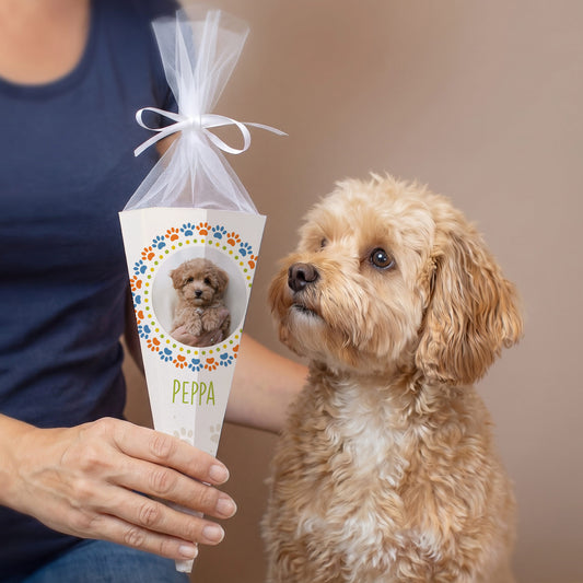 Personalisierte Schultüte für Hunde mit Foto und Name Peppa neben einem Hund