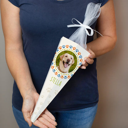 Personalisierte Schultüte für Hunde mit Foto und Name Stella in den Händen gehalten