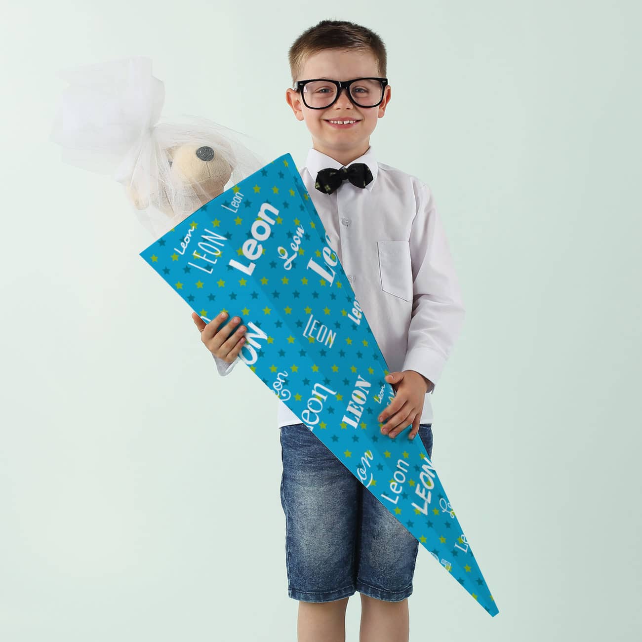 Blaue Schultüte mit Name in verschiedenen Schriftarten