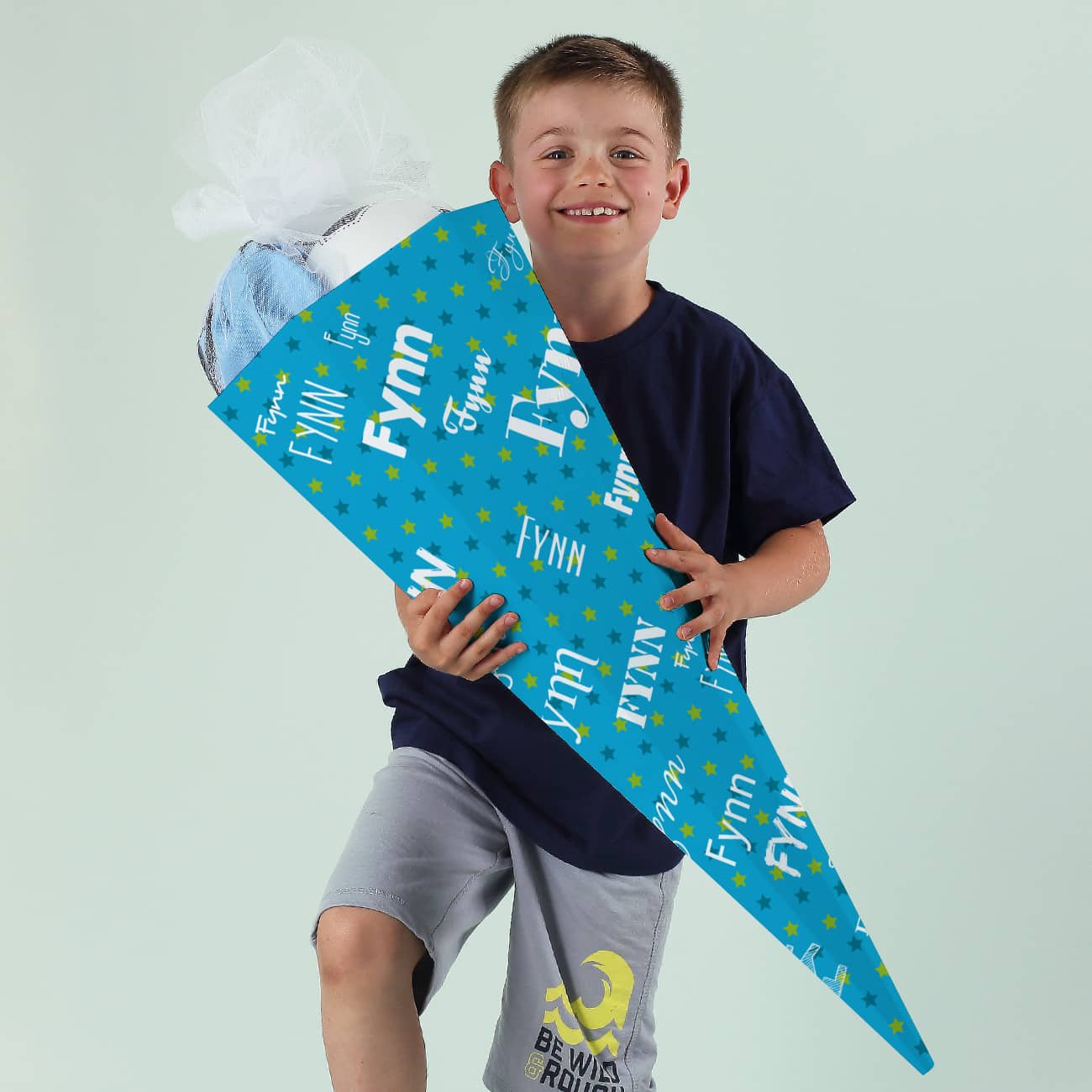Blaue Schultüte mit Name in verschiedenen Schriftarten