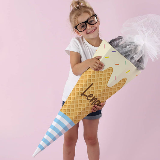 Lustige Schultüte mit dem Aussehen von Eiscreme in der Waffel mit Name nach Wunsch