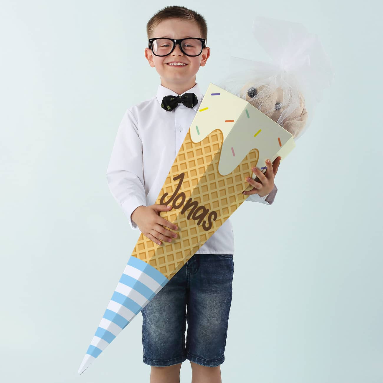 Eiswaffel und bunte Streusel als Aufdruck auf der Schultüte mit Name nach Wunsch