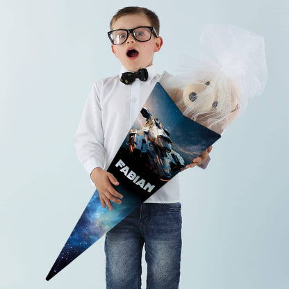 Schultüte mit Raumschiff im Weltall und Name