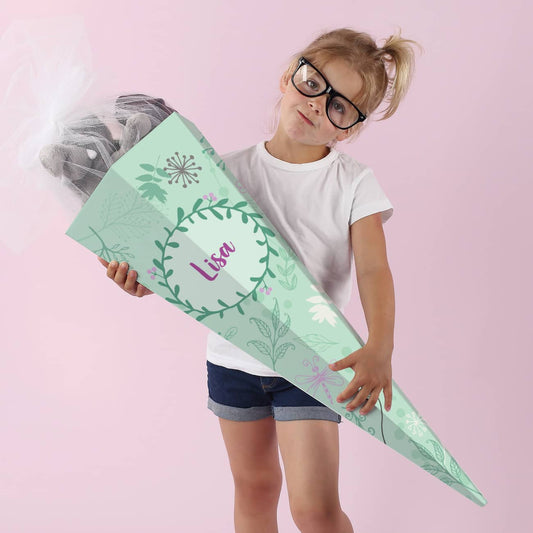 Schultüte mit floralem Motiv und dem Namen des Schulkindes