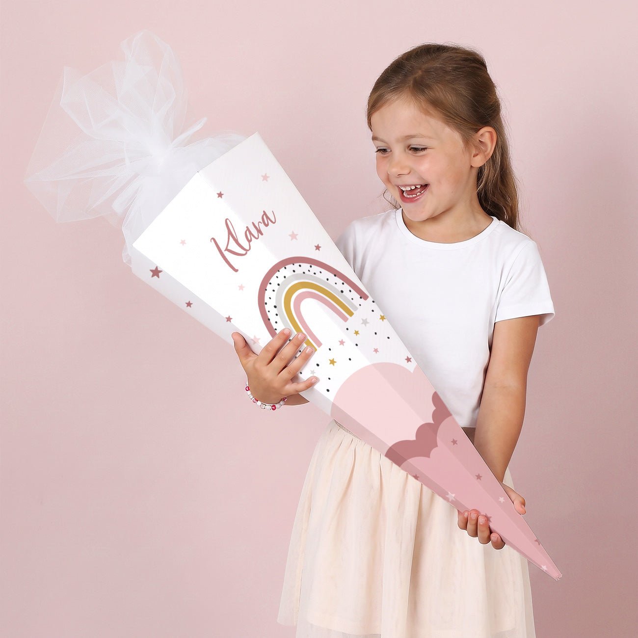 Schultüte mit Regenbogenmotiv in Rosa und mit Name bedruckt