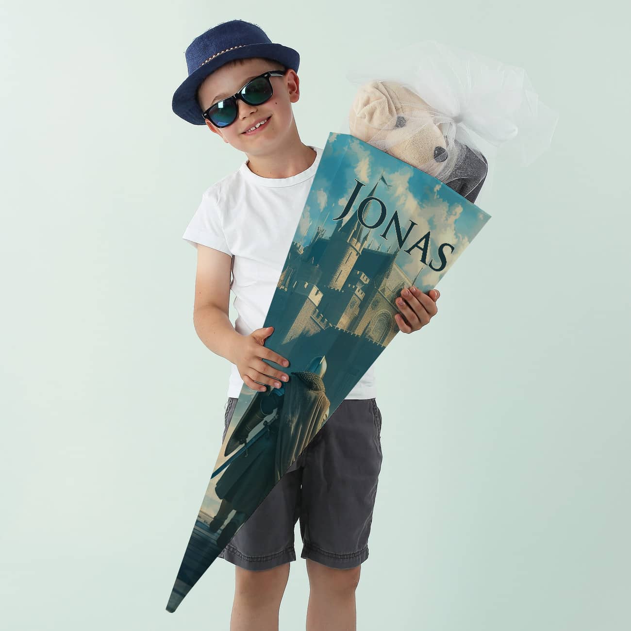 Schultüte für Jungen mit Burg als Motiv & Name personalisiert