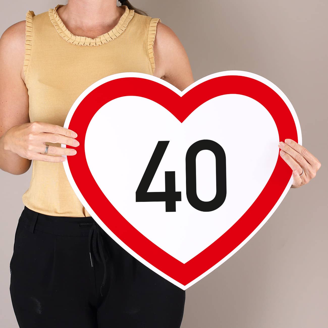 PVC Schild Herzform im Stil eines Verkehrsschildes mit Alter nach Wunsch zum Geburtstag