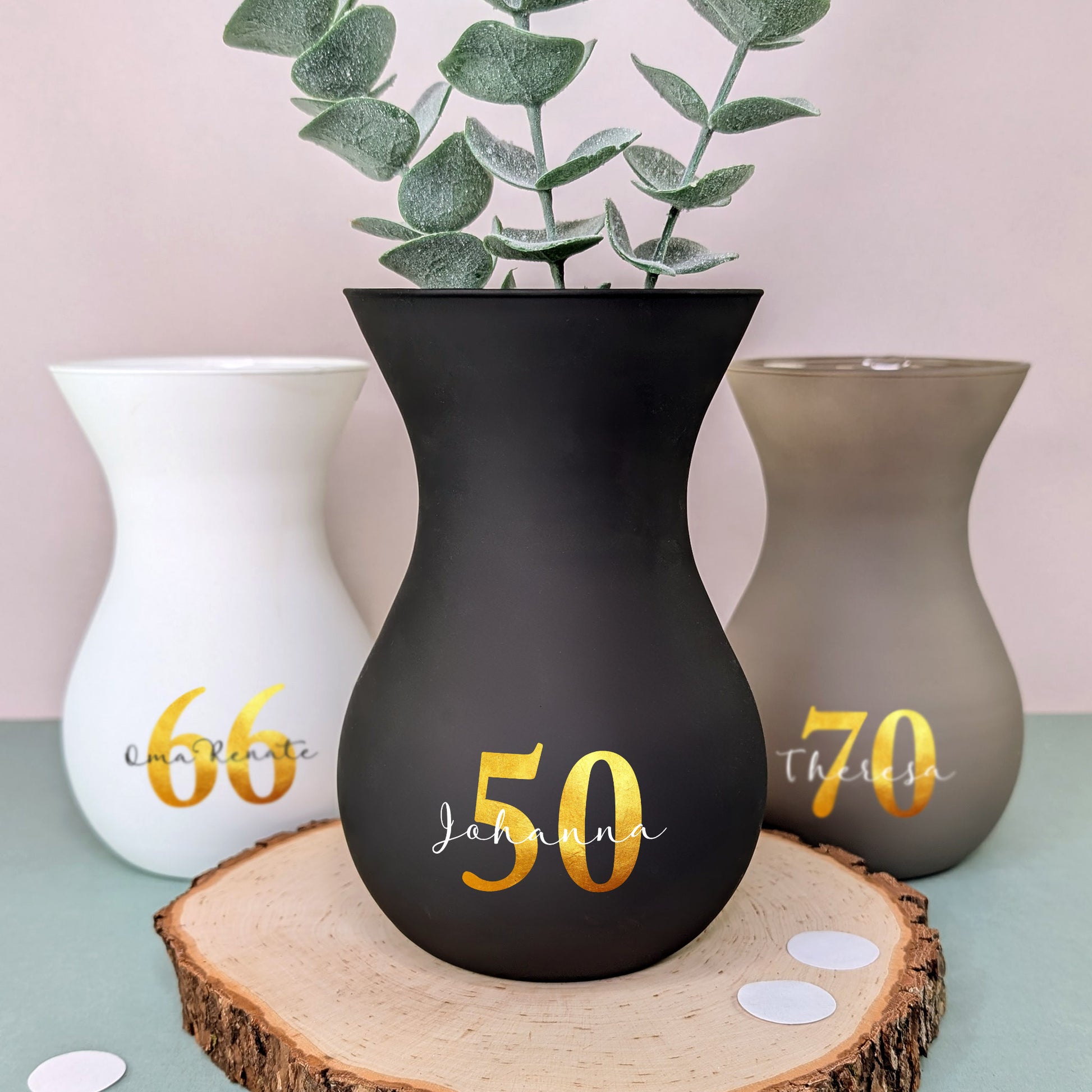 Alle drei Farbvarianten der Vase nebeneinander arrangiert