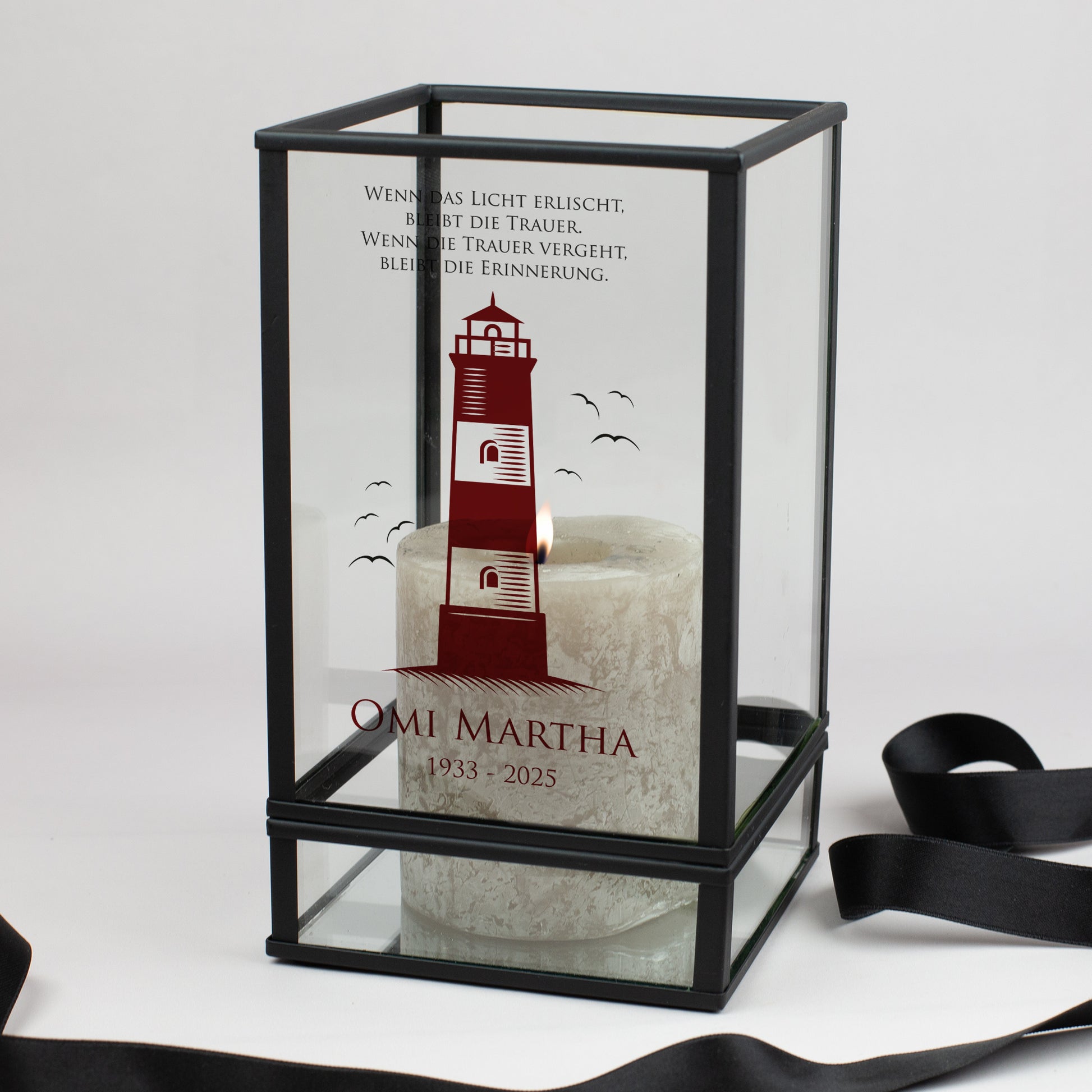 Laternenförmiges Gedenk-Windlicht mit rotem Leuchtturm, Name und Datum personalisierbar
