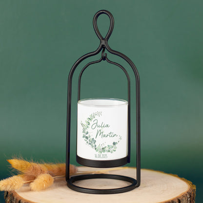 Windlicht von Ritzenhoff zur Hochzeit mit Eukalyptus-Motiv – auf Baumscheibe dekoriert