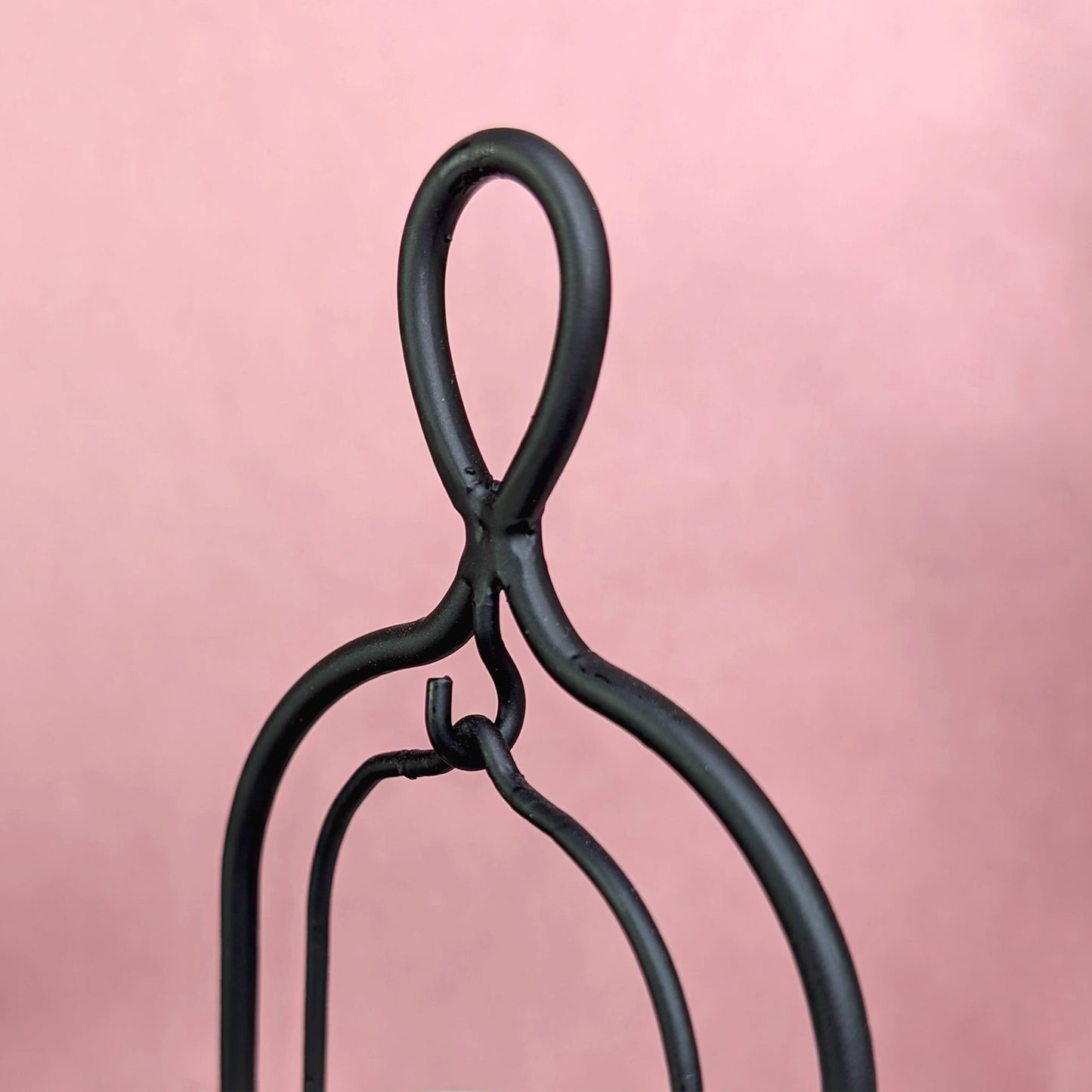 Schwarzer Metallrahmen mit mattiertem Finish
