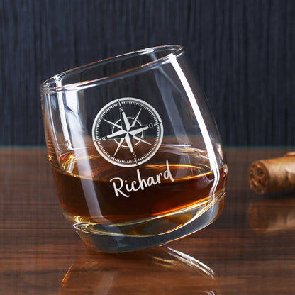 schräges Whiskyglas mit Kompass und Wunschnamen