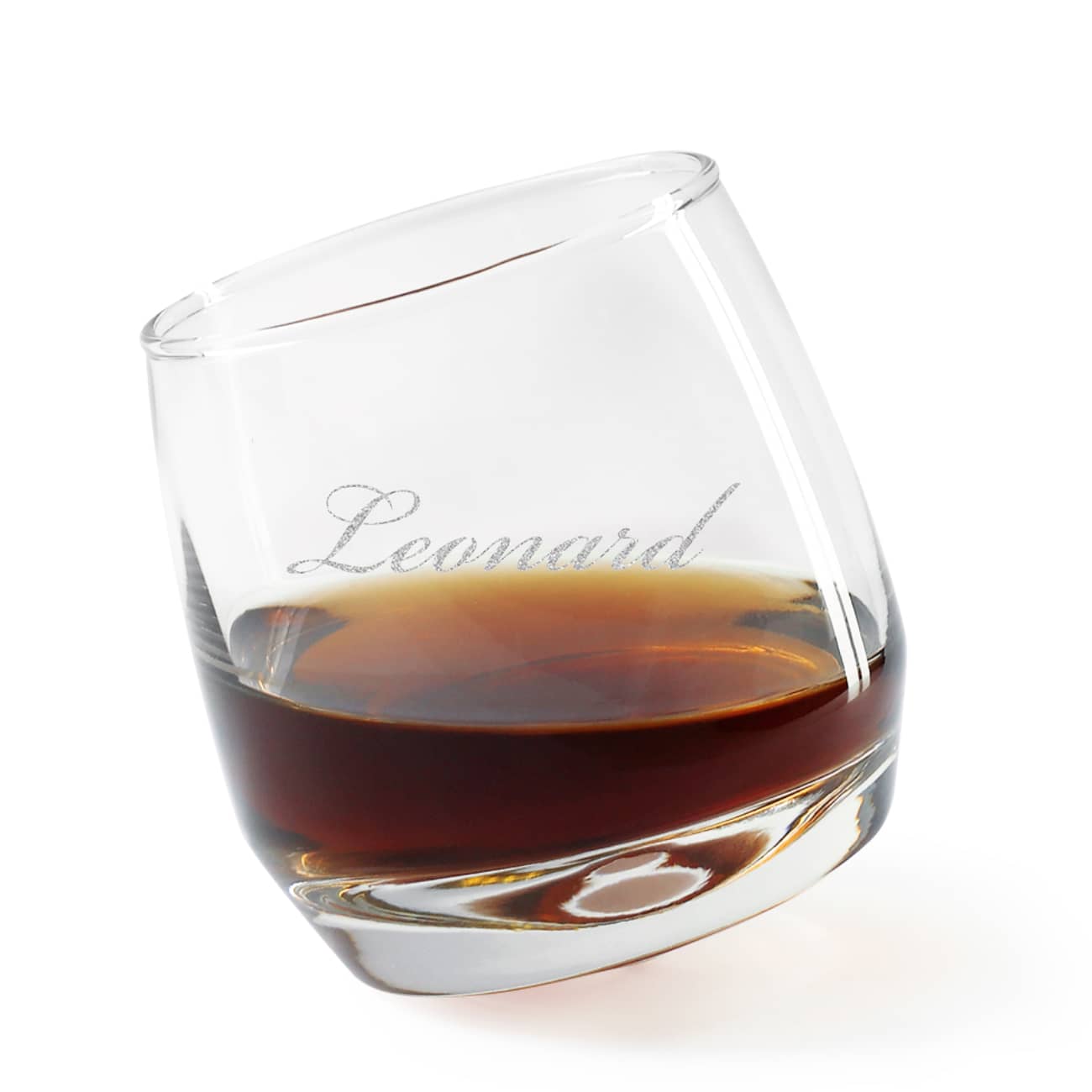schräg stehender Whisky-Tumbler mit waagerechter Gravur Ihres Wunschnamens