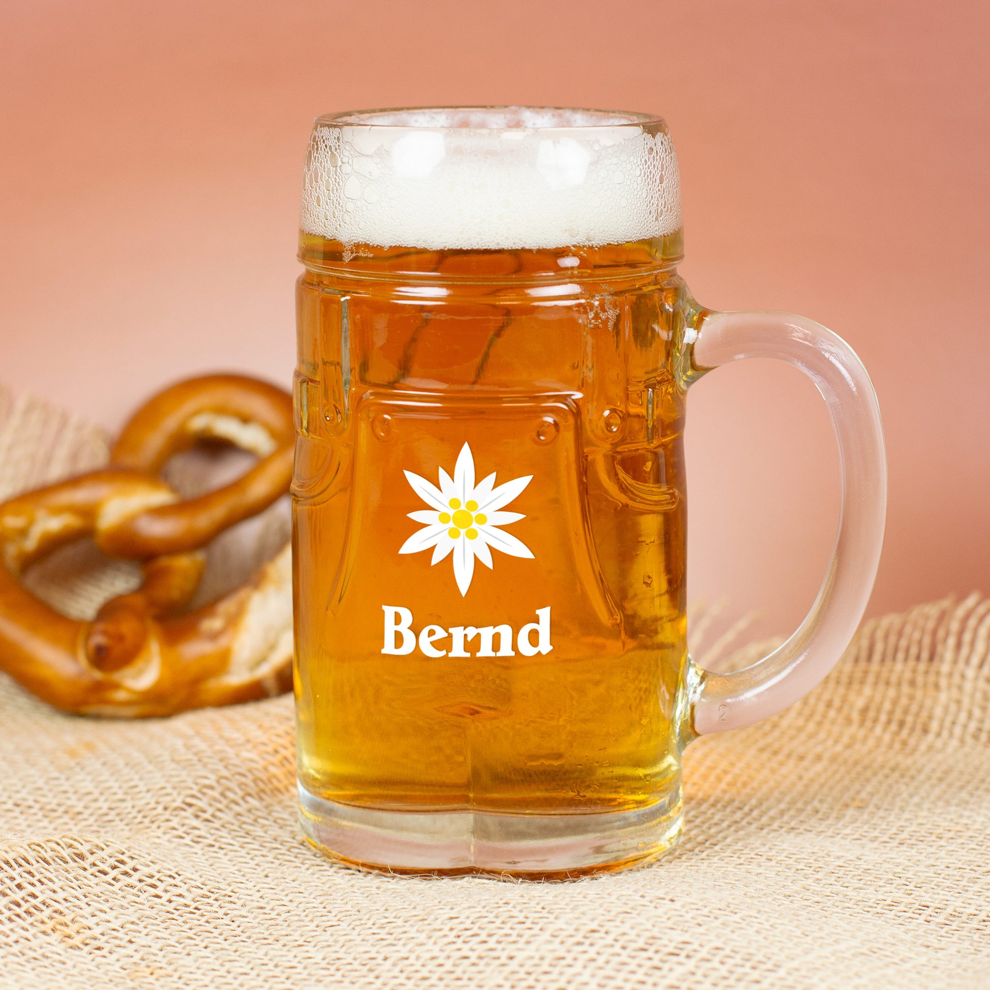 Rustikaler Bierseidel Lederhose mit Edelweiß und Name Bernd, gefüllt mit Bier
