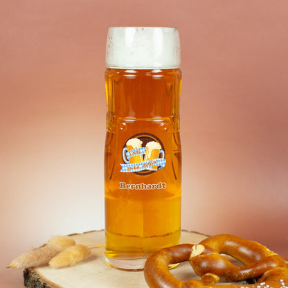 Personalisiertes Bierglas im Lederhosen-Design, gefüllt mit Bier, bayerisches Motiv und Wunschname auf der Vorderseite