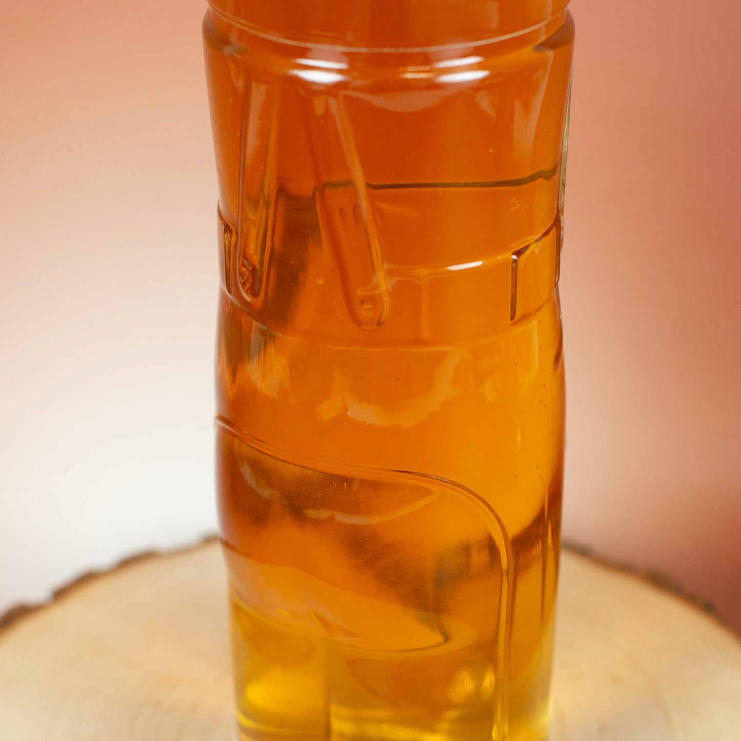 Detailaufnahme des Bierglases im Lederhosen-Design mit eingearbeiteter Hosenträger-Struktur im Glas