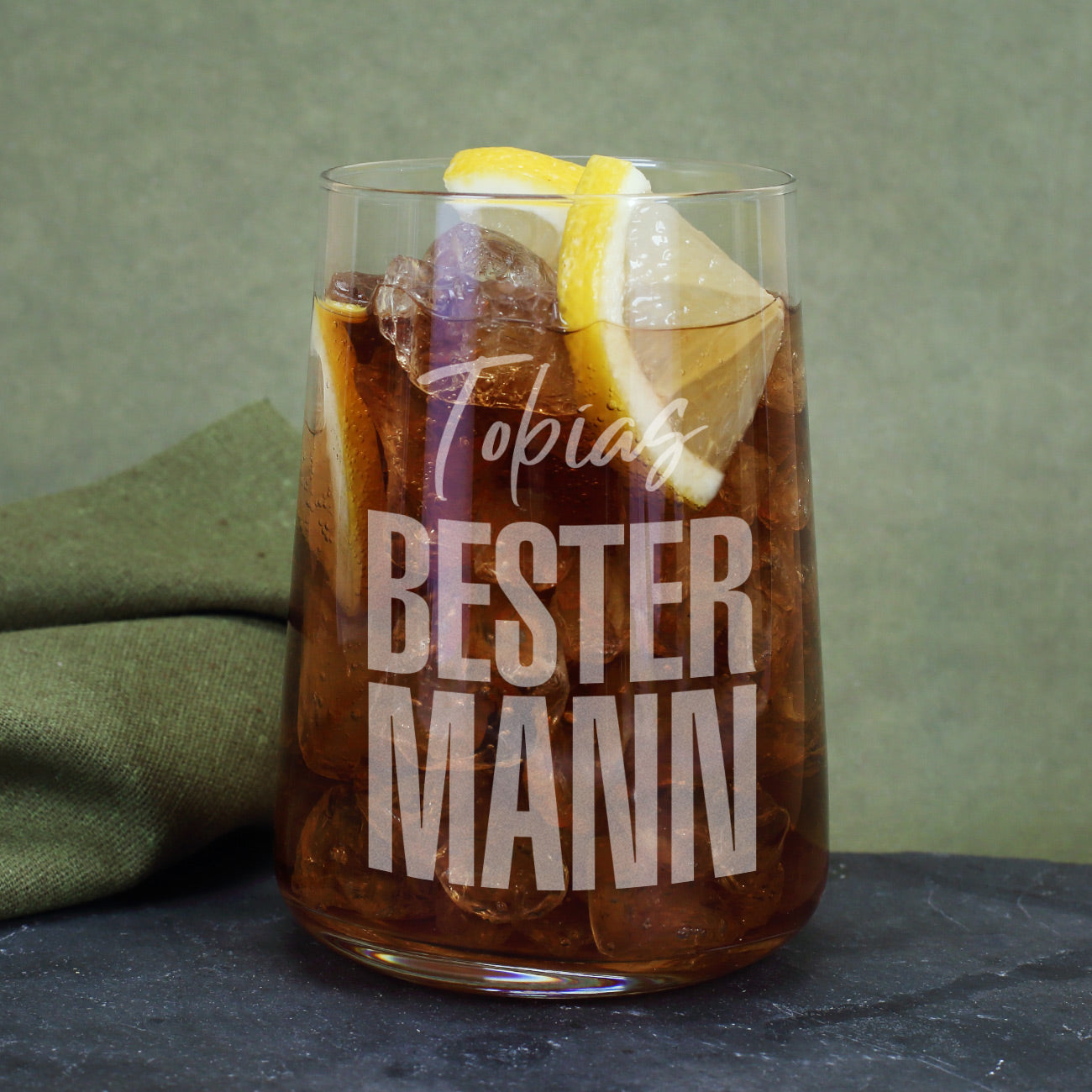 Personalisiertes Trinkglas Bester Mann mit Name Gravur und Eiswürfeln im Glas
