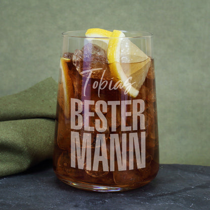 Personalisiertes Trinkglas Bester Mann mit Name Gravur und Eiswürfeln im Glas