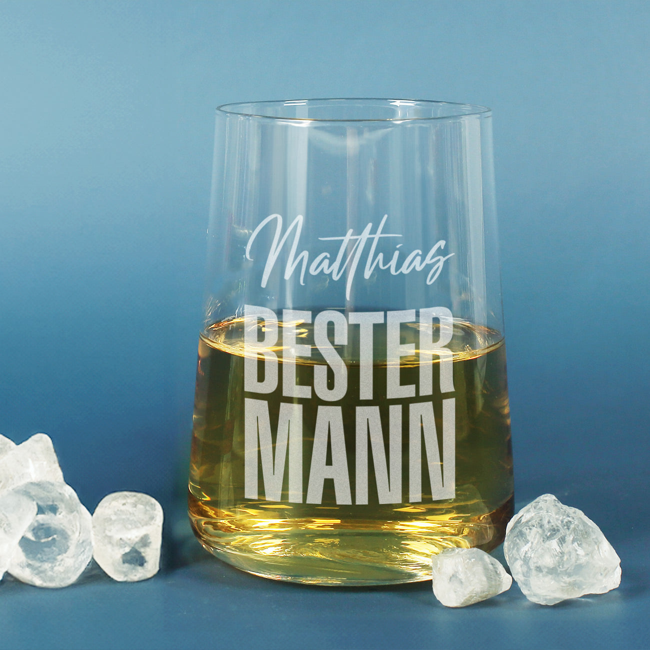 Graviertes Whiskyglas mit Name und Bester Mann Schriftzug mit hellem Getränk