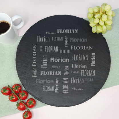 Runde Schieferplatte mit Gravur „Florian“, serviert mit Kaffee, Tomaten und Trauben