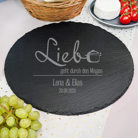 Personalisierte Schieferplatte mit Liebe geht durch den Magen-Motiv, Gravur mit Spruch, zwei Namen und Datum, dekoriert mit Weintrauben, Käse und Tomaten