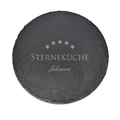 Freigestellte Schieferplatte mit Gravur „Sterneküche“ sowie Wunschname