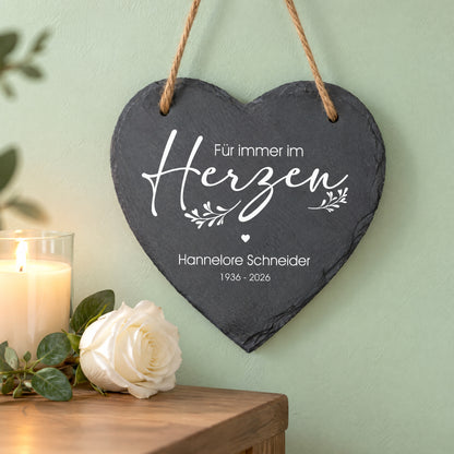 Personalisiertes Schieferherz „Für immer im Herzen“ mit Name und Lebensdaten als Trauergeschenk