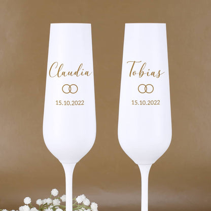 Mit Namen, Datum und zwei Ringen für die Hochzeit graviert