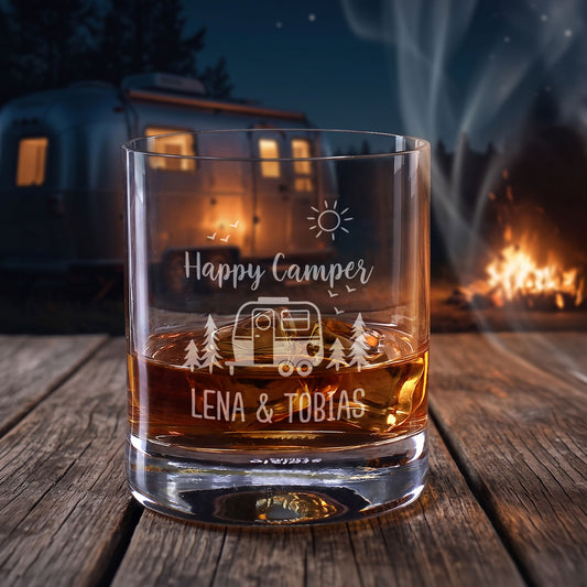 Personalisiertes Happy Camper Whiskeyglas mit Wunschtext Lena und Tobias vor Wohnwagen und Lagerfeuer