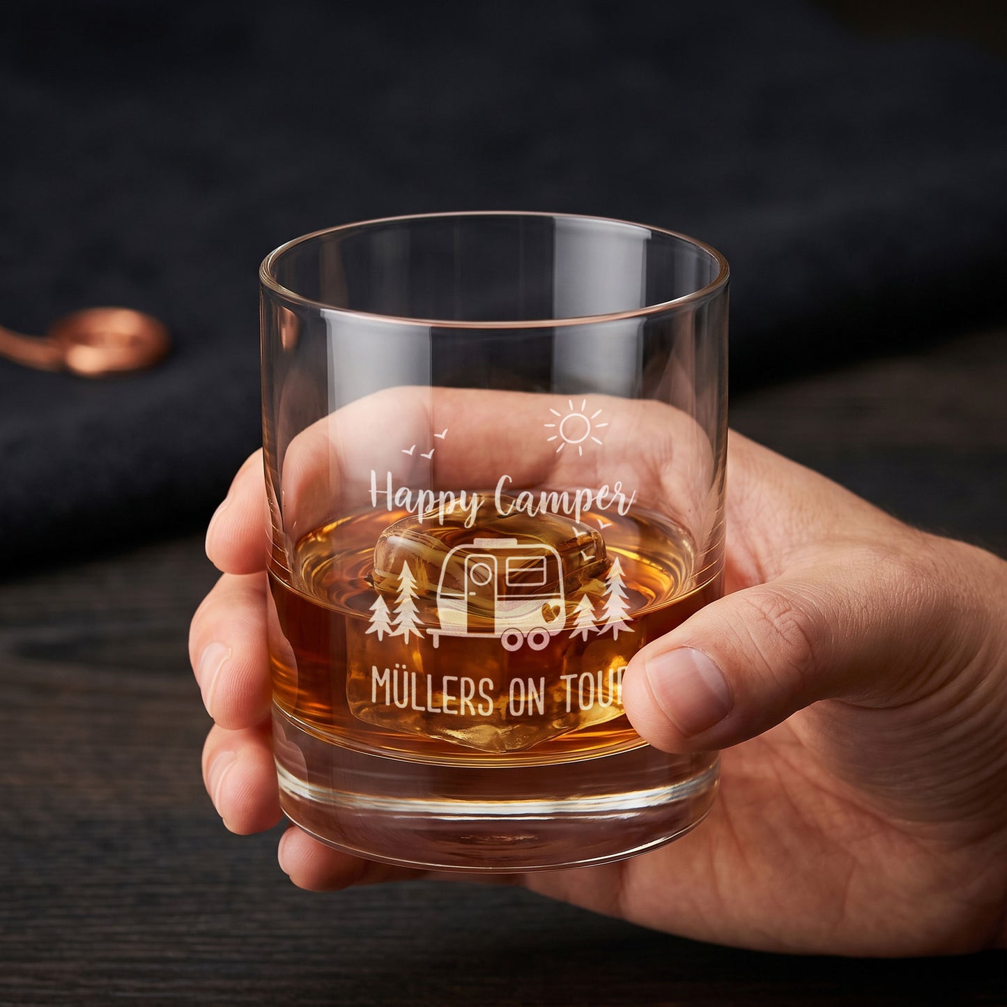 Whiskeyglas in der Hand mit Happy Camper Gravur und personalisiertem Wunschtext Müllers on Tour