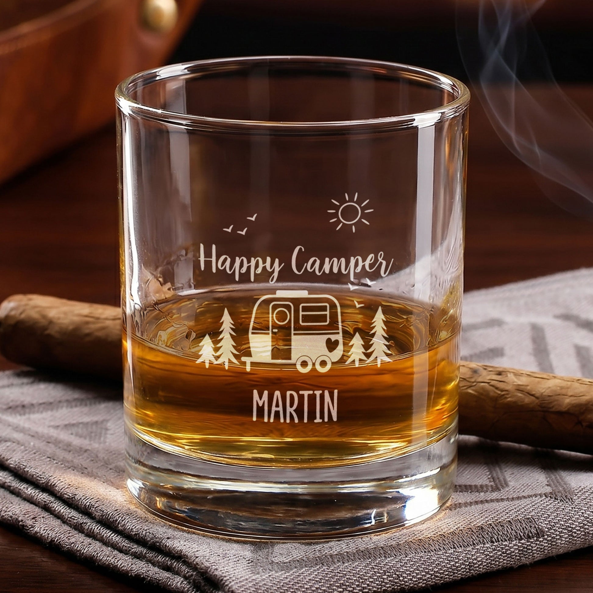 Whiskeyglas mit Happy Camper Gravur, Wohnwagenmotiv und personalisiertem Namen Martin auf Holztisch