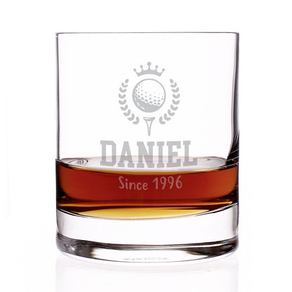 Whiskeyglas für Golfer mit Gravur Daniel Since 1996, gefüllt mit Getränk auf weißem Hintergrund