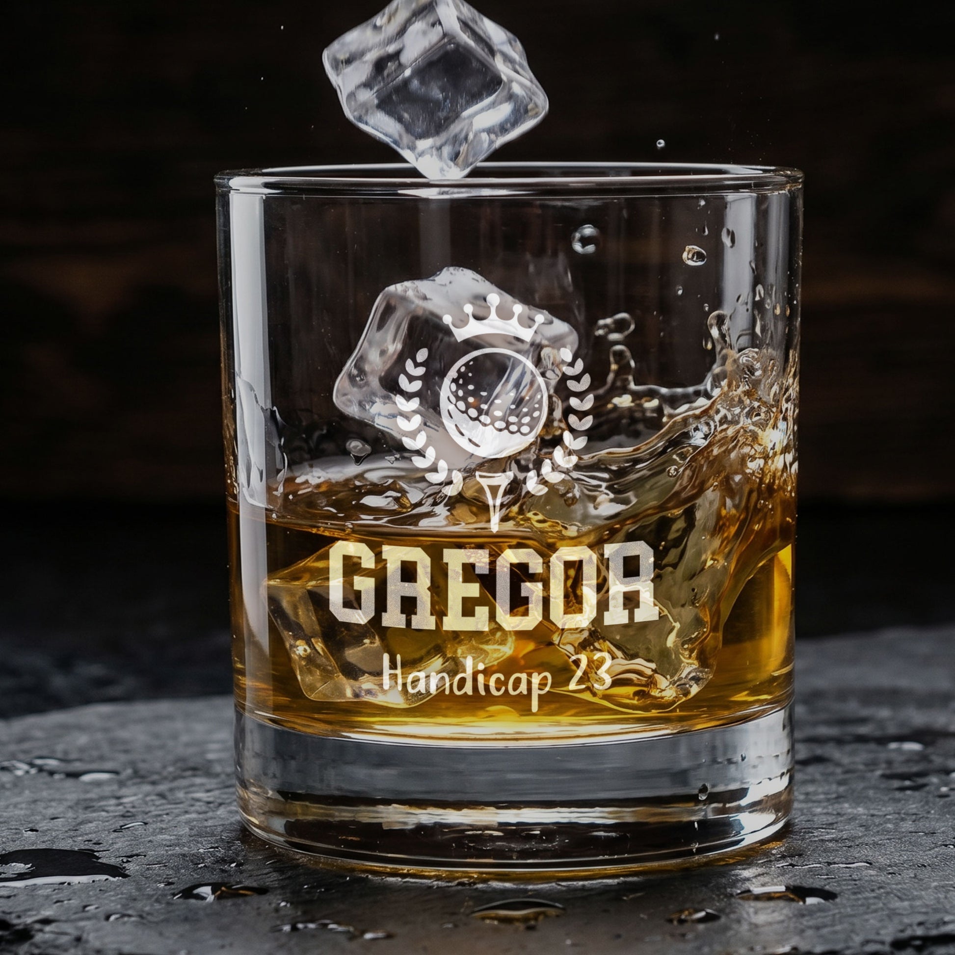 Whiskyglas mit Eiswürfel und Golfgravur Gregor Handicap 23 als Geschenk für Golfer