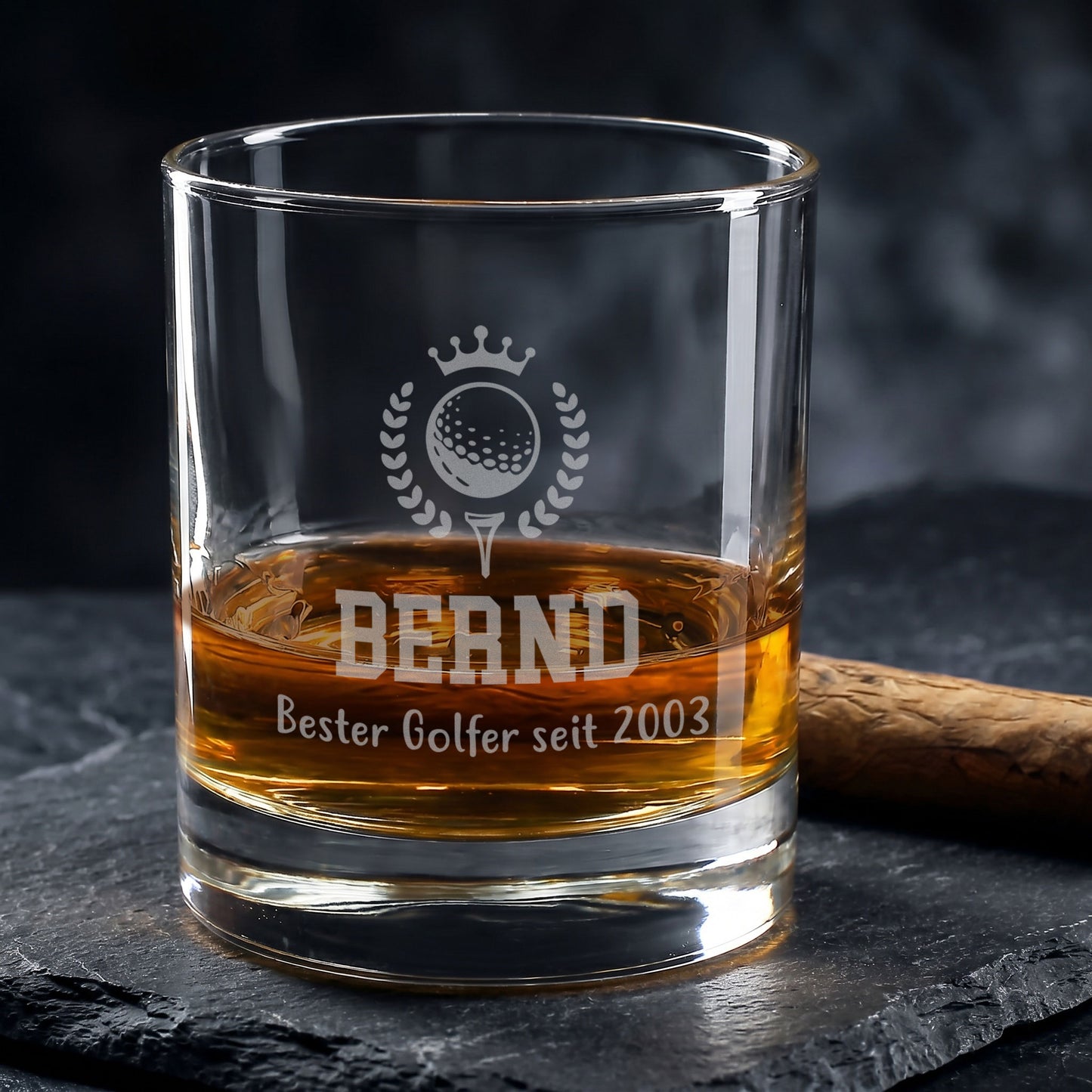 Personalisiertes Whiskeyglas mit Golfmotiv, Name Bernd und Wunschtext Bester Golfer seit 2003
